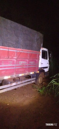 Marinha do Paraguai apreende dois brasileiros com dois caminhões e embarcação carregados com cigarros e agrotóxicos Marinha do Paraguai apreende dois brasileiros com dois caminhões e embarcação carregados com cigarros e agrotóxicos