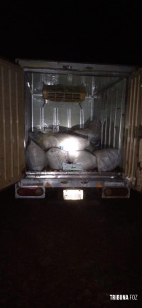 Marinha do Paraguai apreende dois brasileiros com dois caminhões e embarcação carregados com cigarros e agrotóxicos Marinha do Paraguai apreende dois brasileiros com dois caminhões e embarcação carregados com cigarros e agrotóxicos