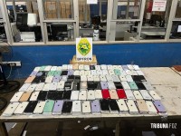 BPFRON apreende carro carregado com aparelhos celulares de luxo em Foz do Iguaçu BPFRON apreende carro carregado com aparelhos celulares de luxo em Foz do Iguaçu