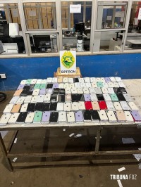 BPFRON apreende carro carregado com aparelhos celulares de luxo em Foz do Iguaçu BPFRON apreende carro carregado com aparelhos celulares de luxo em Foz do Iguaçu