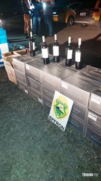 PM e PRF apreendem caminhão carregado com 980 aparelhos celulares e 419 garrafas de vinhos PM e PRF apreendem caminhão carregado com 980 aparelhos celulares e 419 garrafas de vinhos