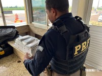 PRF apreende celulares escondidos junto ao corpo de três mulheres em STI PRF apreende celulares escondidos junto ao corpo de três mulheres em STI