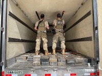 PF e PM apreendem caminhão com 2,4 toneladas de maconha em Santa Helena PF e PM apreendem caminhão com 2,4 toneladas de maconha em Santa Helena