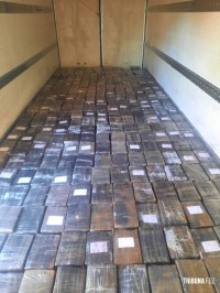 PF e PM apreendem caminhão com 2,4 toneladas de maconha em Santa Helena PF e PM apreendem caminhão com 2,4 toneladas de maconha em Santa Helena