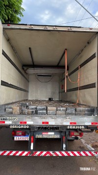 PF e PM apreendem caminhão com 2,4 toneladas de maconha em Santa Helena PF e PM apreendem caminhão com 2,4 toneladas de maconha em Santa Helena