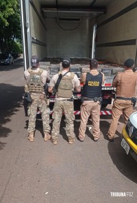 PF e PM apreendem caminhão com 2,4 toneladas de maconha em Santa Helena PF e PM apreendem caminhão com 2,4 toneladas de maconha em Santa Helena