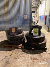 PF e BPFRON apreendem veículo com dezenas de pneus contrabandeados em Foz do Iguaçu PF e BPFRON apreendem veículo com dezenas de pneus contrabandeados em Foz do Iguaçu