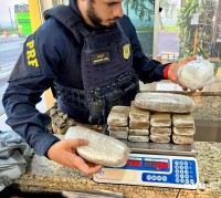 PRF apreende haxixe e cocaína com passageira de BlaBlaCar PRF apreende haxixe e cocaína com passageira de BlaBlaCar