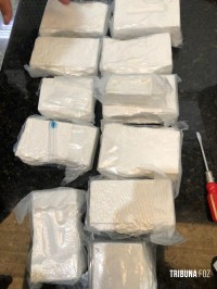 PF prende passageiro com cocaína em fundo falso no aeroporto de Foz do Iguaçu PF prende passageiro com cocaína em fundo falso no aeroporto de Foz do Iguaçu