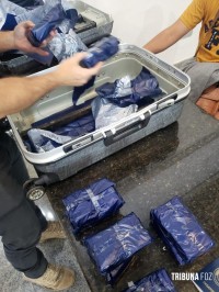 PF prende passageiro com cocaína em fundo falso no aeroporto de Foz do Iguaçu PF prende passageiro com cocaína em fundo falso no aeroporto de Foz do Iguaçu