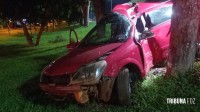 Condutor fica gravemente ferido após colidir contra uma arvore na Av. Costa e Silva Condutor fica gravemente ferido após colidir contra uma arvore na Av. Costa e Silva