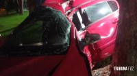 Condutor fica gravemente ferido após colidir contra uma arvore na Av. Costa e Silva Condutor fica gravemente ferido após colidir contra uma arvore na Av. Costa e Silva