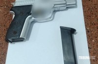 Motociclista é detido com simulacro de pistola após perseguição policial em Puerto Iguazu Motociclista é detido com simulacro de pistola após perseguição policial em Puerto Iguazu