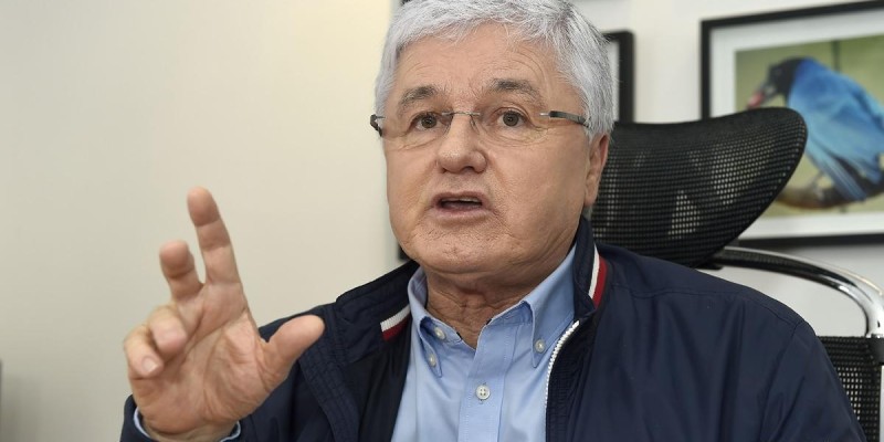 Ex-presidente da Assembleia Legislativa do Paraná é condenado a devolver R$ 502 mil por manter funcionária fantasma Ex-presidente da Assembleia Legislativa do Paraná é condenado a devolver R$ 502 mil por manter funcionária fantasma