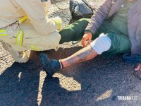 Motociclista fica ferido após ser fechado por caminhão na Av. Fiorino Brol Motociclista fica ferido após ser fechado por caminhão na Av. Fiorino Brol