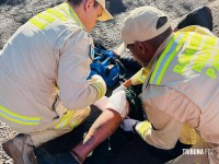 Motociclista fica ferido após ser fechado por caminhão na Av. Fiorino Brol Motociclista fica ferido após ser fechado por caminhão na Av. Fiorino Brol