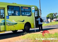 Ponto de ônibus na marginal da BR-277 se resume a uma placa. População fica sem abrigo do sol e da chuva em Foz do Iguaçu Ponto de ônibus na marginal da BR-277 se resume a uma placa. População fica sem abrigo do sol e da chuva em Foz do Iguaçu