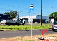 Ponto de ônibus na marginal da BR-277 se resume a uma placa. População fica sem abrigo do sol e da chuva em Foz do Iguaçu Ponto de ônibus na marginal da BR-277 se resume a uma placa. População fica sem abrigo do sol e da chuva em Foz do Iguaçu