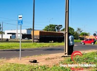 Ponto de ônibus na marginal da BR-277 se resume a uma placa. População fica sem abrigo do sol e da chuva em Foz do Iguaçu Ponto de ônibus na marginal da BR-277 se resume a uma placa. População fica sem abrigo do sol e da chuva em Foz do Iguaçu