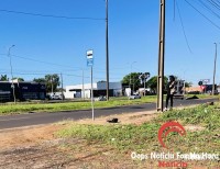 Ponto de ônibus na marginal da BR-277 se resume a uma placa. População fica sem abrigo do sol e da chuva em Foz do Iguaçu Ponto de ônibus na marginal da BR-277 se resume a uma placa. População fica sem abrigo do sol e da chuva em Foz do Iguaçu
