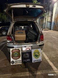 Forças policiais apreendem veículo transportando cigarros e pneus contrabandeados na barranca do Rio Paraná Forças policiais apreendem veículo transportando cigarros e pneus contrabandeados na barranca do Rio Paraná