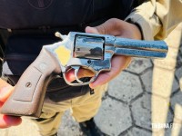 Perseguição policial termina com abandono de veículo e apreensão de arma Perseguição policial termina com abandono de veículo e apreensão de arma