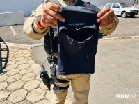 Perseguição policial termina com abandono de veículo e apreensão de arma Perseguição policial termina com abandono de veículo e apreensão de arma