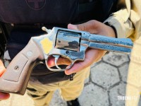 Perseguição policial termina com abandono de veículo e apreensão de arma Perseguição policial termina com abandono de veículo e apreensão de arma