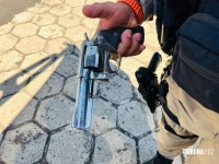 Perseguição policial termina com abandono de veículo e apreensão de arma Perseguição policial termina com abandono de veículo e apreensão de arma