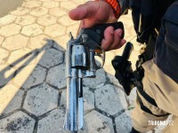 Perseguição policial termina com abandono de veículo e apreensão de arma Perseguição policial termina com abandono de veículo e apreensão de arma