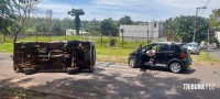 Veiculo tomba após colisão na Rua Edmundo de Barros  Veiculo tomba após colisão na Rua Edmundo de Barros