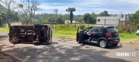 Veiculo tomba após colisão na Rua Edmundo de Barros  Veiculo tomba após colisão na Rua Edmundo de Barros