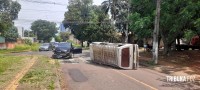 Veiculo tomba após colisão na Rua Edmundo de Barros  Veiculo tomba após colisão na Rua Edmundo de Barros