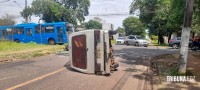 Veiculo tomba após colisão na Rua Edmundo de Barros  Veiculo tomba após colisão na Rua Edmundo de Barros
