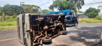 Veiculo tomba após colisão na Rua Edmundo de Barros  Veiculo tomba após colisão na Rua Edmundo de Barros