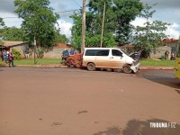 Veiculo capota após colisão em Puerto Iguazu, na Argentina Veiculo capota após colisão em Puerto Iguazu, na Argentina