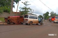 Veiculo capota após colisão em Puerto Iguazu, na Argentina Veiculo capota após colisão em Puerto Iguazu, na Argentina