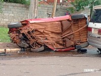 Veiculo capota após colisão em Puerto Iguazu, na Argentina Veiculo capota após colisão em Puerto Iguazu, na Argentina