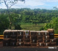 Polícia Militar apreende 31 caixas de cigarros contrabandeados às margens do Rio Iguaçu Polícia Militar apreende 31 caixas de cigarros contrabandeados às margens do Rio Iguaçu