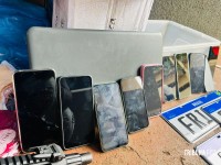 PM prende 11 pessoas e apreende armas, veículo blindado e produtos roubados em Foz do Iguaçu PM prende 11 pessoas e apreende armas, veículo blindado e produtos roubados em Foz do Iguaçu