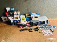 PM prende 11 pessoas e apreende armas, veículo blindado e produtos roubados em Foz do Iguaçu PM prende 11 pessoas e apreende armas, veículo blindado e produtos roubados em Foz do Iguaçu