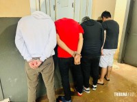 PM prende 11 pessoas e apreende armas, veículo blindado e produtos roubados em Foz do Iguaçu PM prende 11 pessoas e apreende armas, veículo blindado e produtos roubados em Foz do Iguaçu