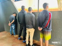 PM prende 11 pessoas e apreende armas, veículo blindado e produtos roubados em Foz do Iguaçu PM prende 11 pessoas e apreende armas, veículo blindado e produtos roubados em Foz do Iguaçu