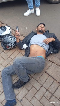 Motociclista é socorrido pelo Siate após colisão na Rua Golfinho no Bairro Porto Meira Motociclista é socorrido pelo Siate após colisão na Rua Golfinho no Bairro Porto Meira