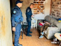 Homem é esfaqueado em plena luz do dia no Bairro Três Lagoas  Homem é esfaqueado em plena luz do dia no Bairro Três Lagoas