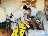 Homem é esfaqueado em plena luz do dia no Bairro Três Lagoas  Homem é esfaqueado em plena luz do dia no Bairro Três Lagoas