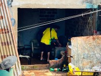 Homem é esfaqueado em plena luz do dia no Bairro Três Lagoas  Homem é esfaqueado em plena luz do dia no Bairro Três Lagoas