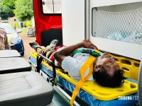 Homem é esfaqueado em plena luz do dia no Bairro Três Lagoas  Homem é esfaqueado em plena luz do dia no Bairro Três Lagoas