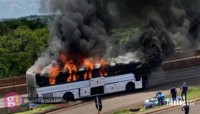 Ônibus de compristas pega fogo na BR 277 entre Matelândia e o Distrito Agro Cafeeira Ônibus de compristas pega fogo na BR 277 entre Matelândia e o Distrito Agro Cafeeira