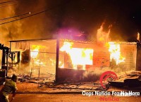 Três incêndios a residências mobilizam o Corpo de Bombeiros na noite de quinta-feira  Três incêndios a residências mobilizam o Corpo de Bombeiros na noite de quinta-feira